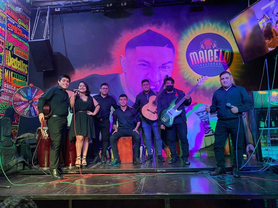 Angelo Ñiquen tocando en vivo